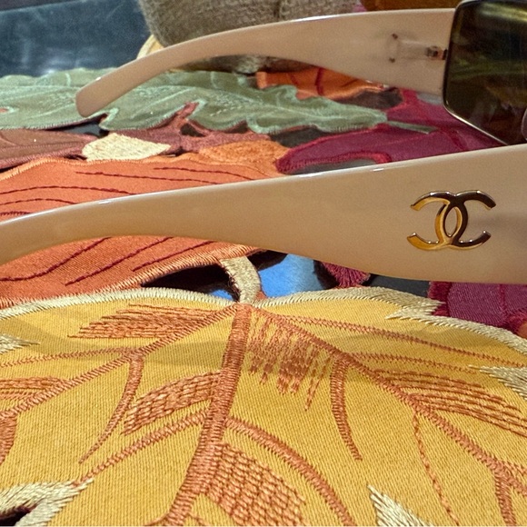 CHANEL beige gold color y2k women's Designer Sunglasses 4115 - Picture 3 of 6